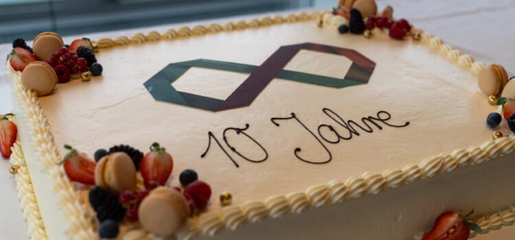 Sahnetorte mit der Aufschrift 10 Jahre Stifterkreis Zukunft